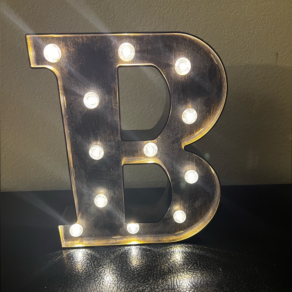 Illuminated Letter 'B' Marquee Light